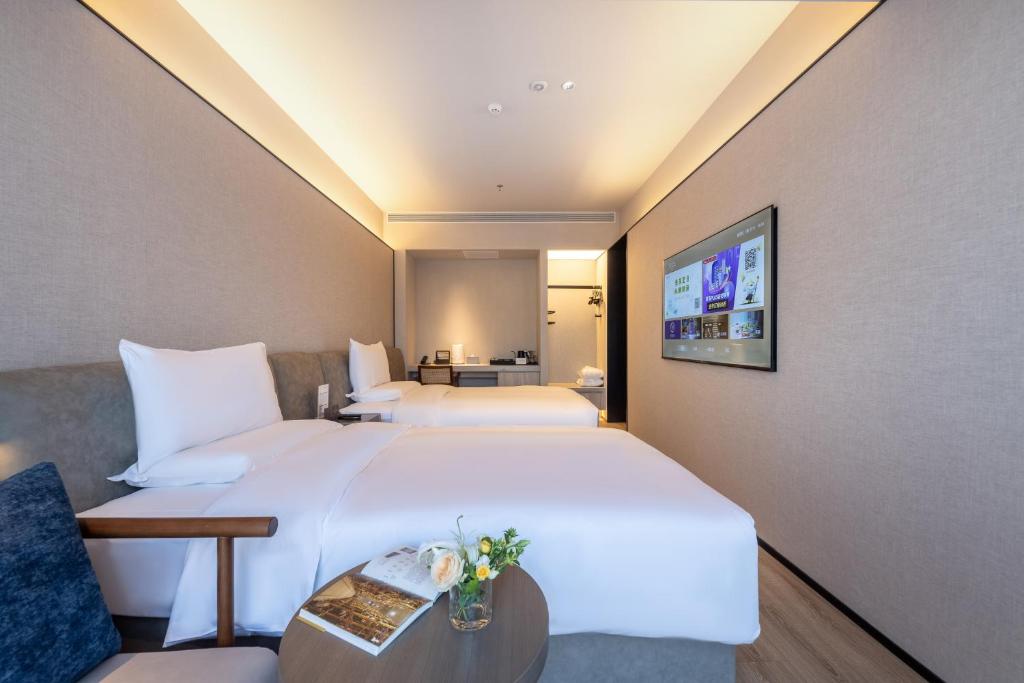 TV a/nebo společenská místnost v ubytování Xi'an Big Wild Goose Pagoda Tang Dynasty Everbright City Orange Crystal Hotel
