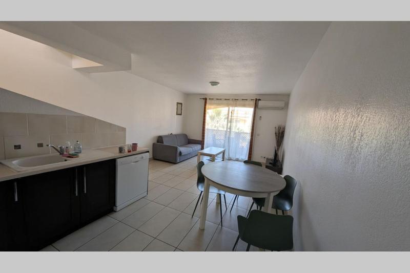 une cuisine et un salon avec une table et un canapé dans l'établissement Coquet T3 duplex - Sierra Nevada 245, à Canet