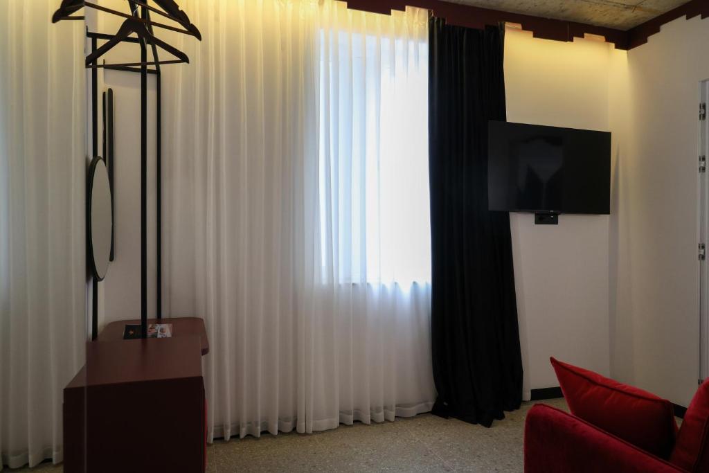 TV a/nebo společenská místnost v ubytování Bazaar Hotel