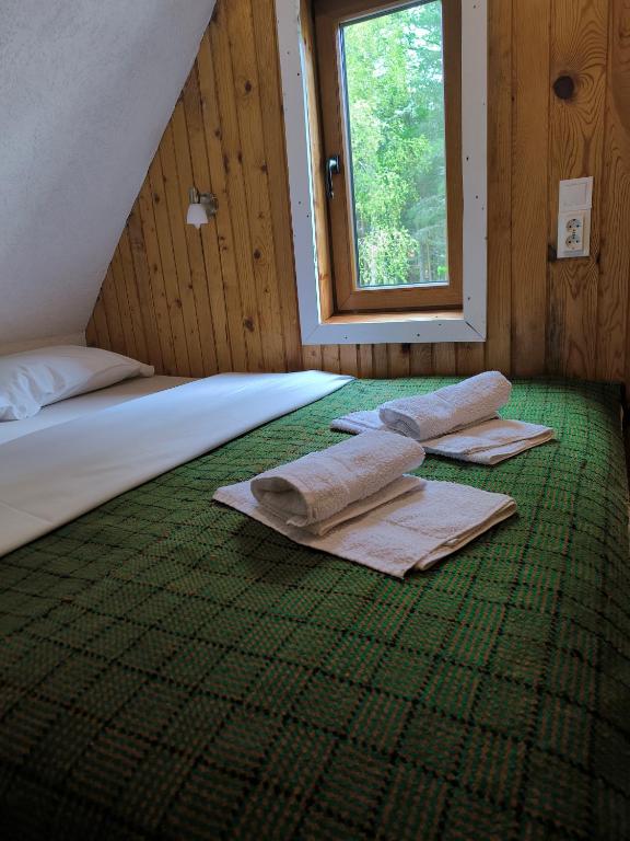 Postel nebo postele na pokoji v ubytování Vukov Konak - Wolf's lodge