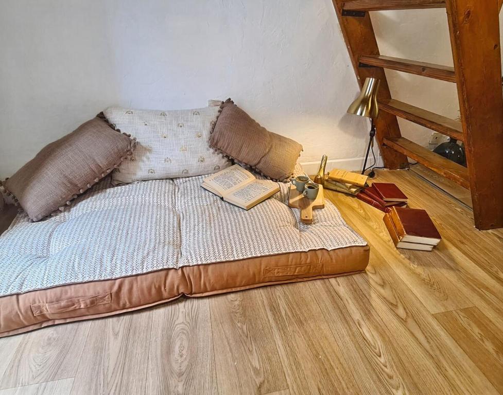 Postel nebo postele na pokoji v ubytování Le Farceur, Cosy duplex dans le centre historique