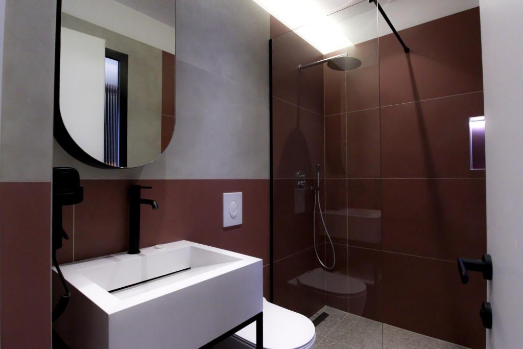 Koupelna v ubytování Bazaar Hotel