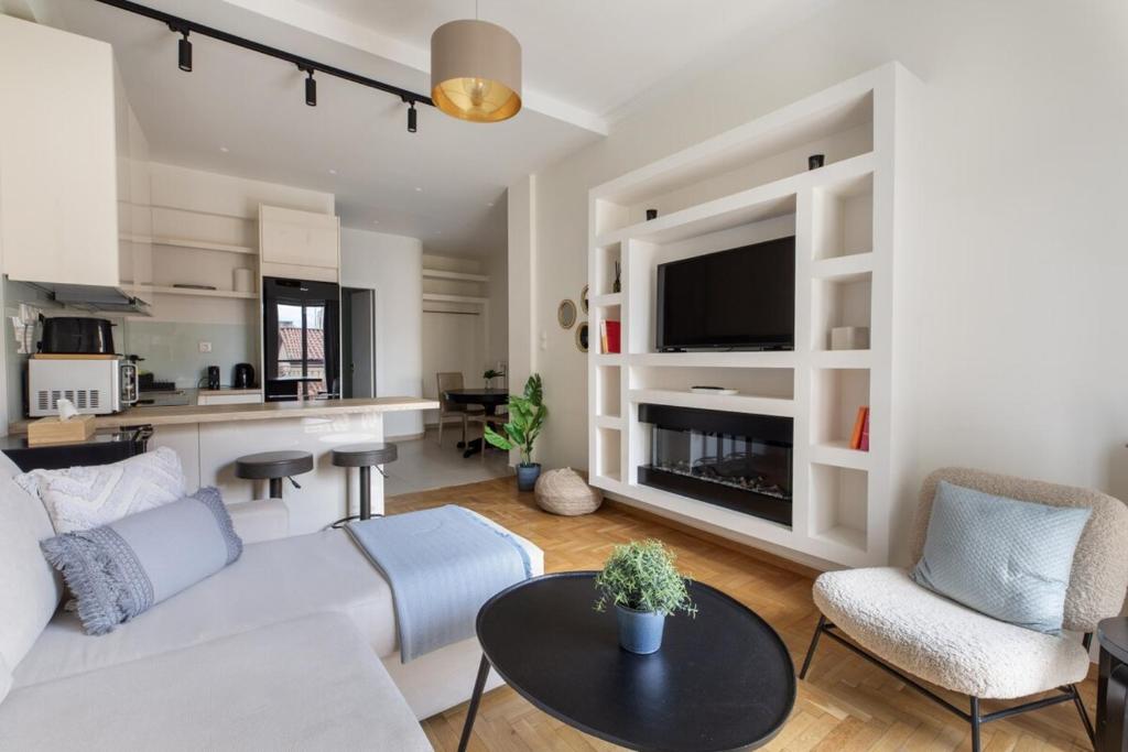 Attica - Captivating 2-Bedroom Apt & Balcony in Athens