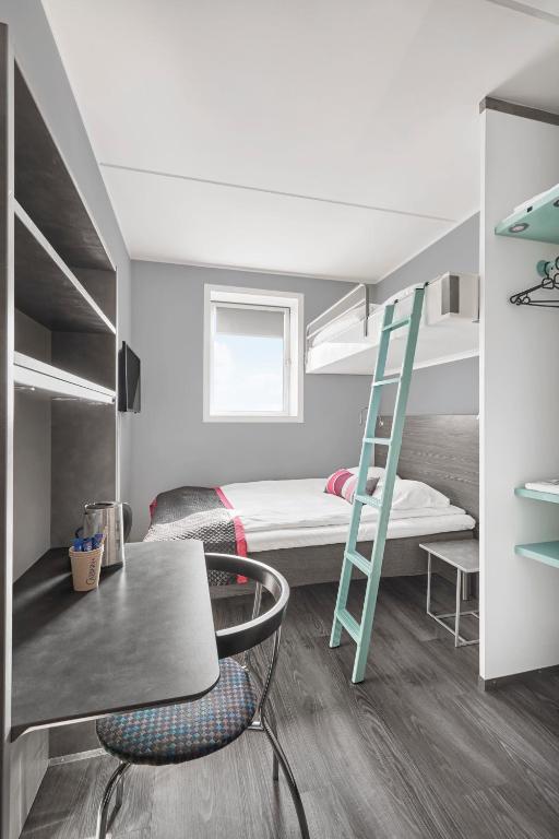 
Standard Queen Room with Extra Bed 
