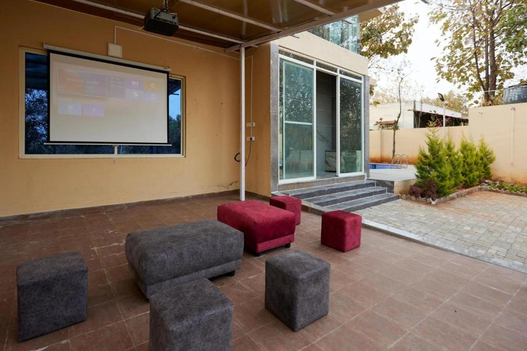 Posezení v ubytování Villa Exotica by StayJade5bhkPoolACProjector