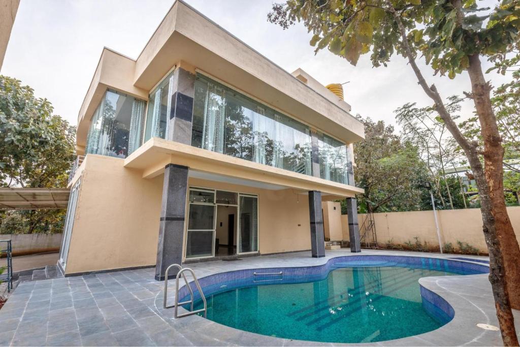 Bazén v ubytování Villa Exotica by StayJade5bhkPoolACProjector nebo v jeho okolí