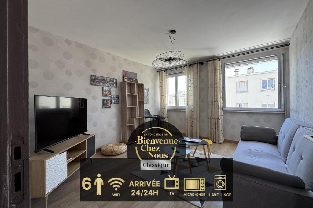 un salon avec un canapé bleu et une télévision dans l'établissement Appartement 6 couchages près CHU - Daguerre, à Clermont-Ferrand