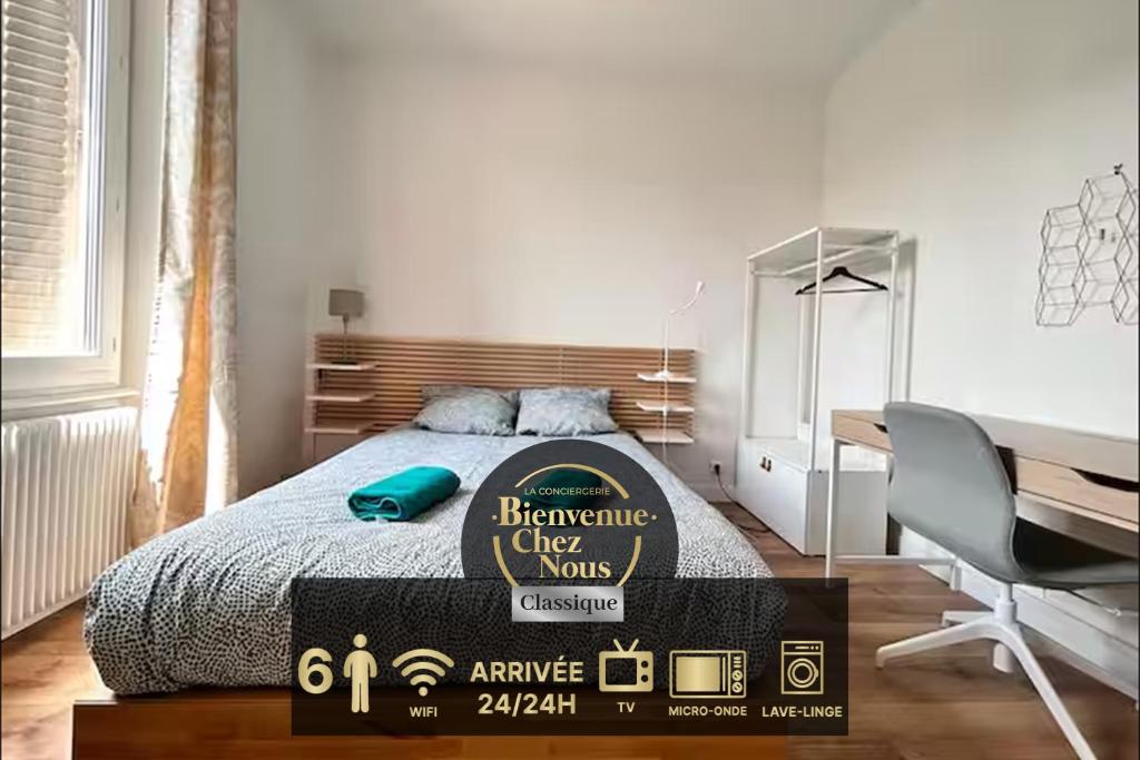 - une chambre avec un lit, un bureau et un panneau dans l'établissement Spacieux T4 avec grande cuisine Pradelle RDV, à Clermont-Ferrand