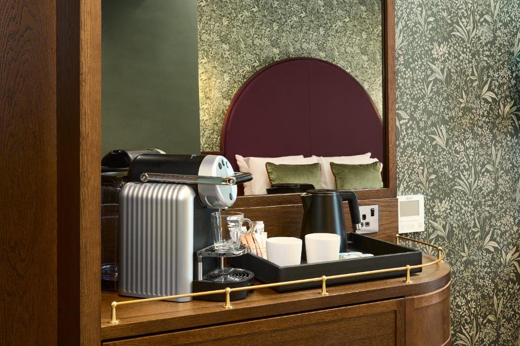 Příslušenství pro přípravu čaje a kávy v ubytování The House Hotel, an Ascend Hotel Collection Member