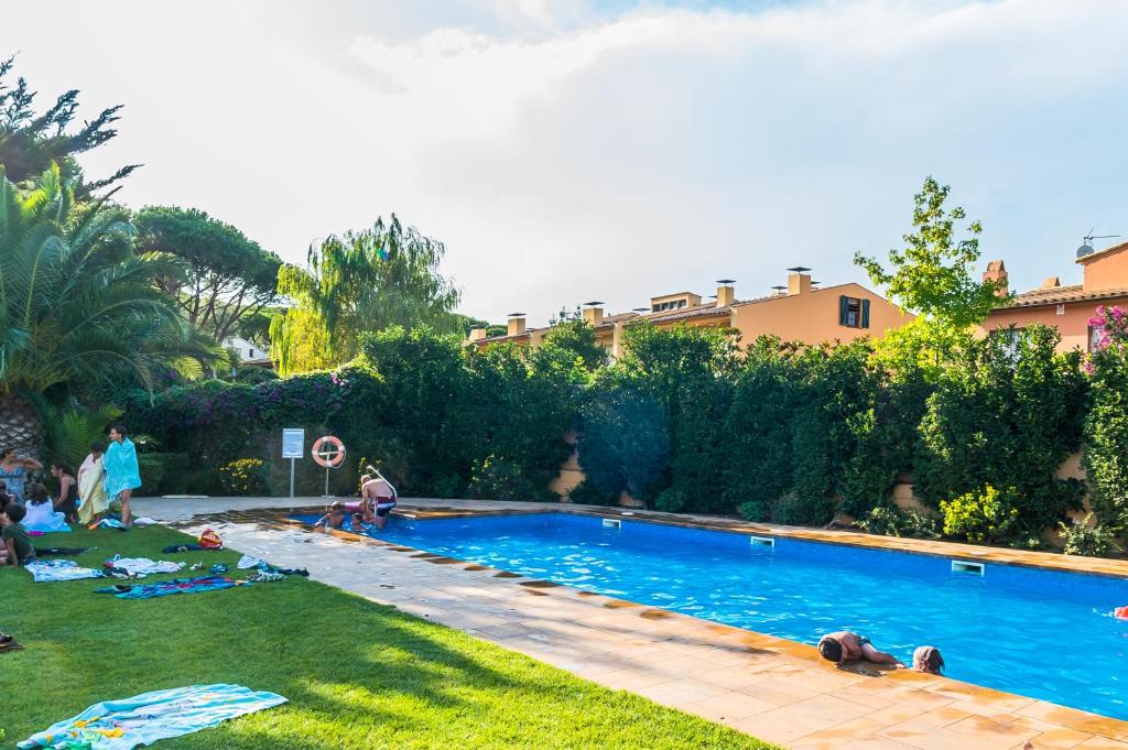 Bazén v ubytování AO-4 CALELLA DE PALAFRUGELL 2 PAX nebo v jeho okolí