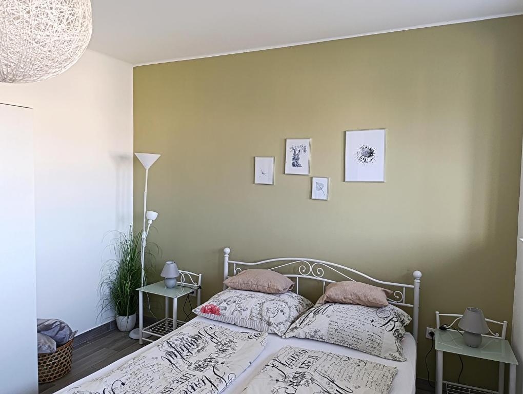 sypialnia z łóżkiem i dwoma stolikami bocznymi w obiekcie Studio Eleven w mieście Kisvárda