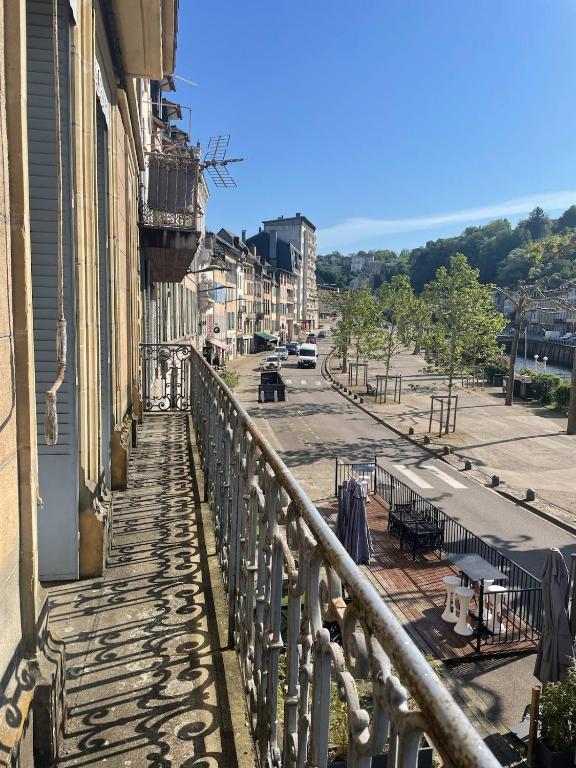 un balcon d'un immeuble avec vue sur une rue dans l'établissement Grand F4 Lumineux, à Tulle