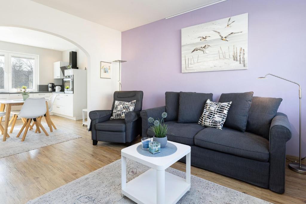 a living room with a couch and a table at Strandkrabbe in Laboe