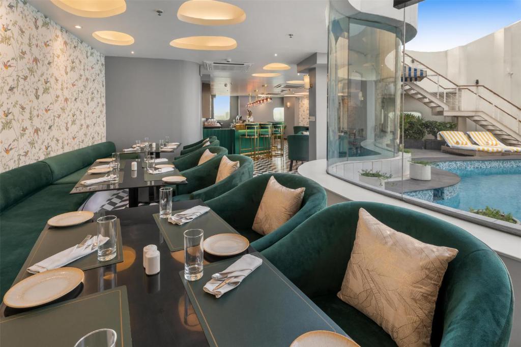Bazén v ubytování Park Inn by Radisson New Delhi IP Extension nebo v jeho okolí