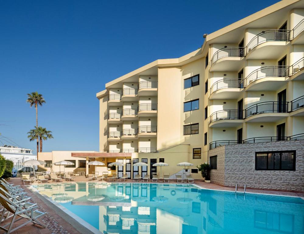 Bazén v ubytování Rina Hotel nebo v jeho okolí