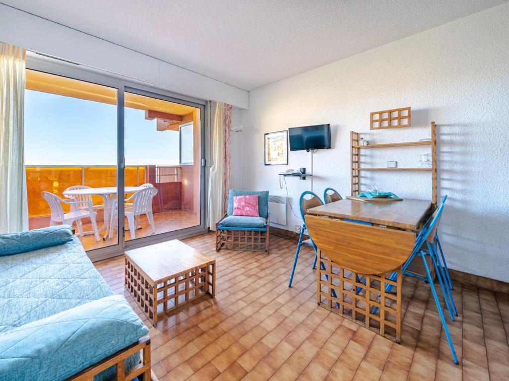 un salon avec un canapé et une table avec vue dans l'établissement Appartement 8 personnes avec kitchenette équipée et Wi-Fi - FR-1-827-3, à Roquebrune-Cap-Martin
