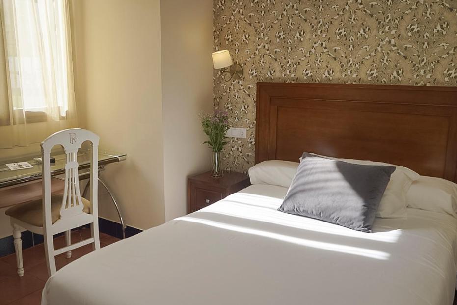 Postel nebo postele na pokoji v ubytování Hotel Rosaleda Don Pedro