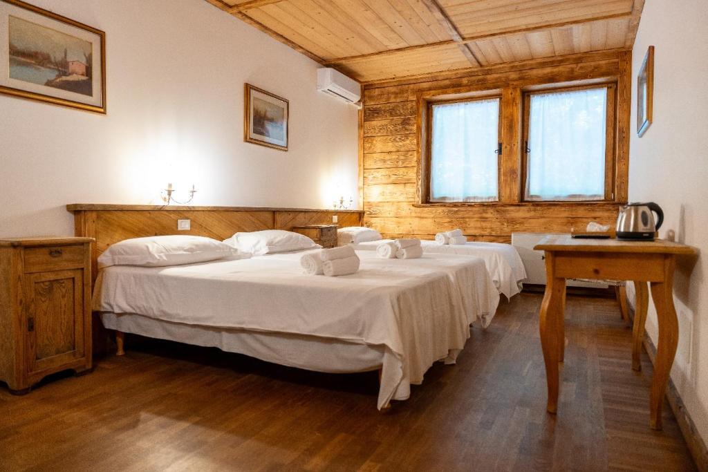 A bed or beds in a room at Locanda Al Cacciatore