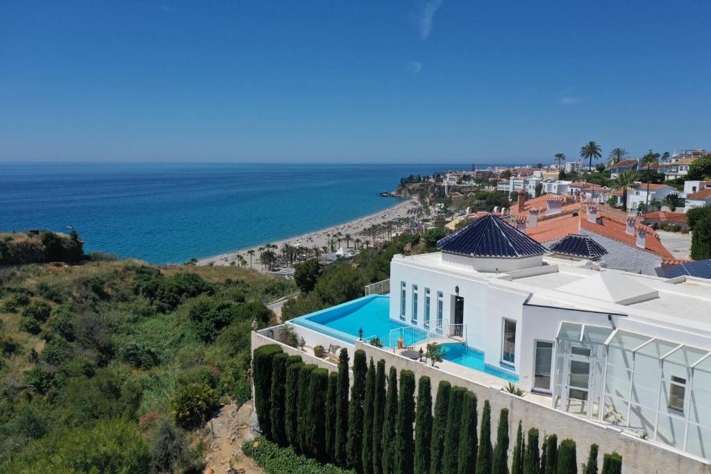 Chimenea - Luxury Villa with Infinity Pool & Stunning Sea Views - LUAL