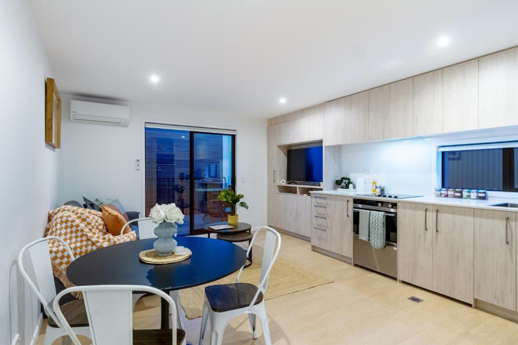 Upper floor studio 1 bed 1 bath with sofa bed - Resim 4