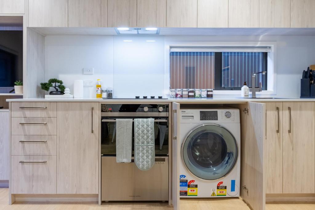 Upper floor studio 1 bed 1 bath with sofa bed - Resim 27