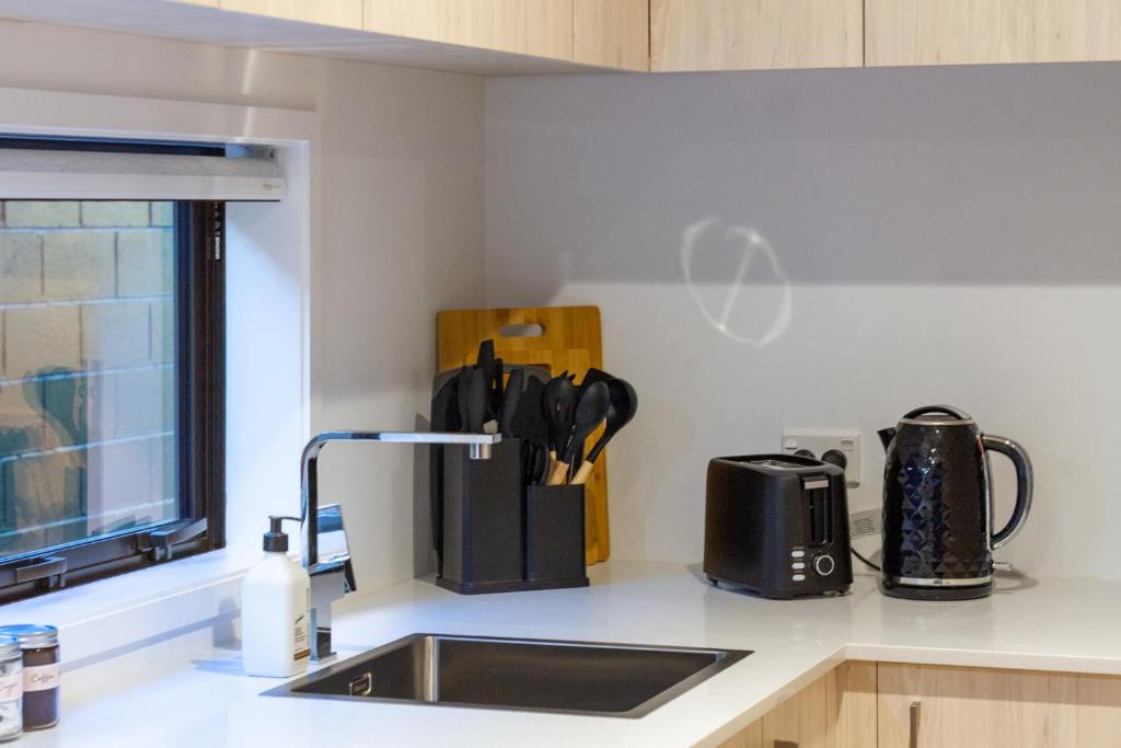 Upper floor studio 1 bed 1 bath with sofa bed - Resim 5