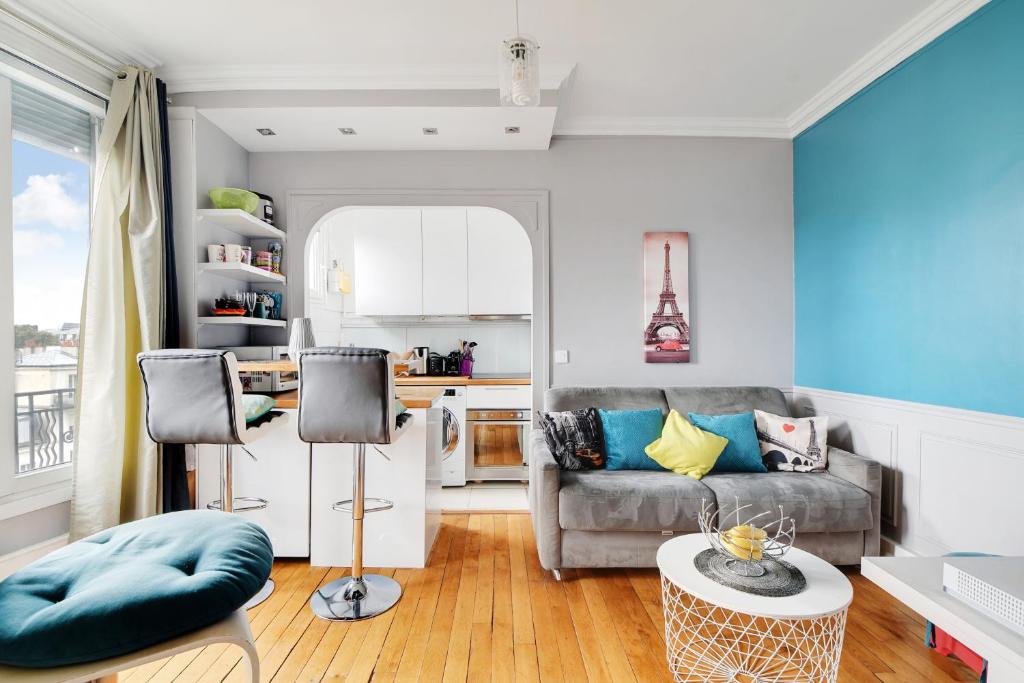 un salon avec un canapé et une table dans l'établissement Appartement Lumineux coeur de ville & proche Paris, à Vincennes
