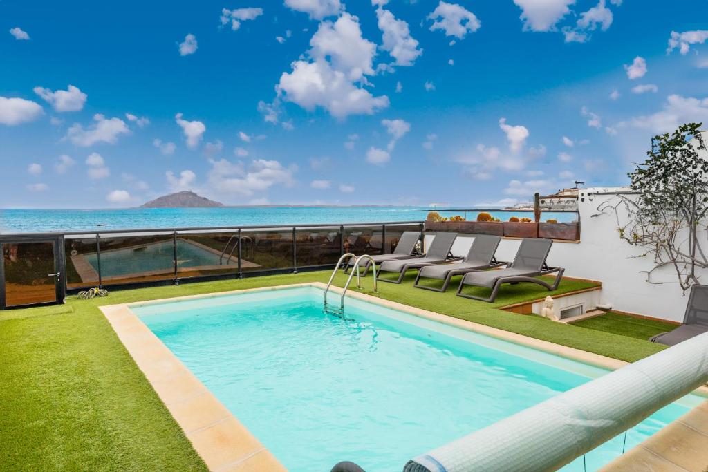 Bazén v ubytování Villa Oasis Beachfront Corralejo By Holidays Home nebo v jeho okolí