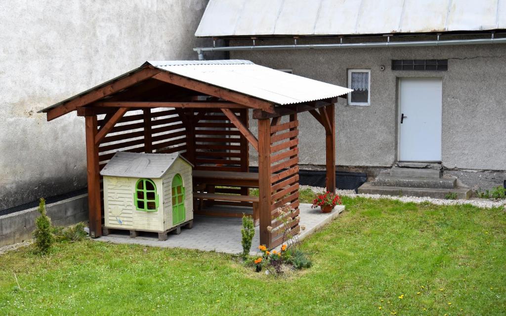 A garden outside Apartmán u Braňa