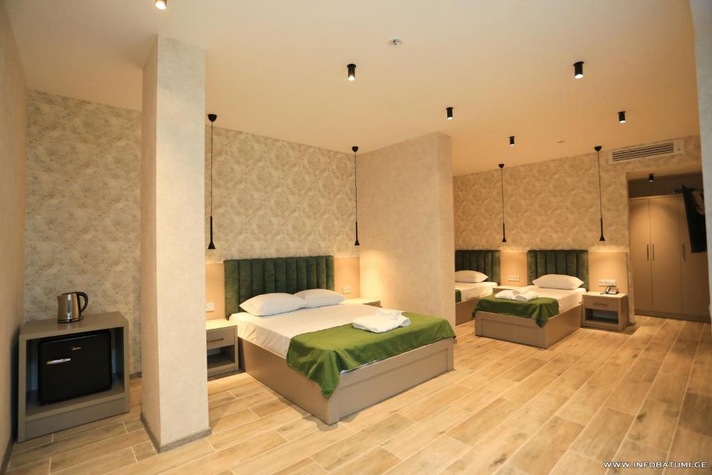Postel nebo postele na pokoji v ubytování Emerald Hotel