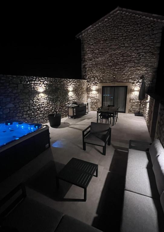 - une terrasse avec une table et des chaises la nuit dans l'établissement Le Domaine du Grand Cru, à Vagnas