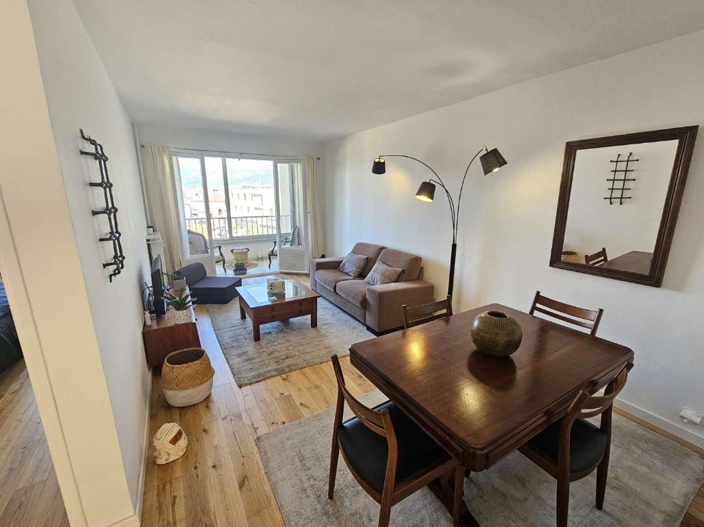un salon avec une table et un canapé dans l'établissement Bel appartement 3 couchages, climatisé, WIFI, vue mer, tout à pied, à Saint-Mandrier-sur-Mer