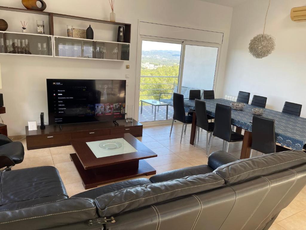 Televízia a/alebo spoločenská miestnosť v ubytovaní Villa for 2 families