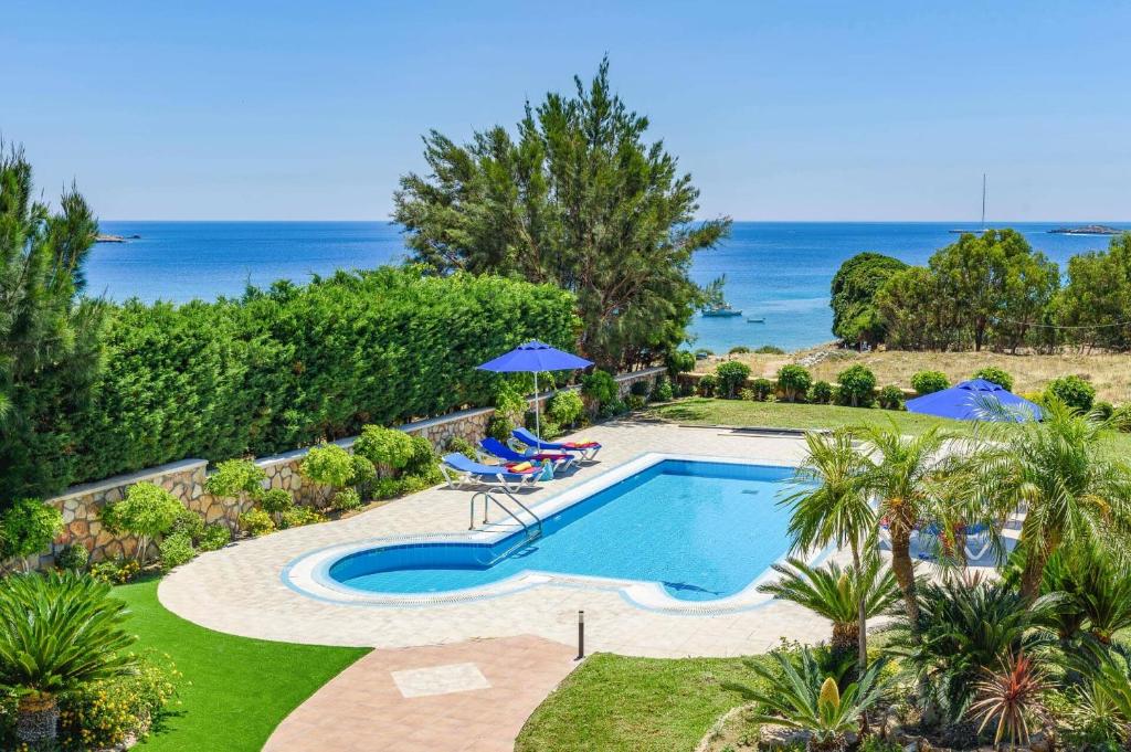una piscina con vista sull'oceano di Villa Clive by Villa Plus a Líndos