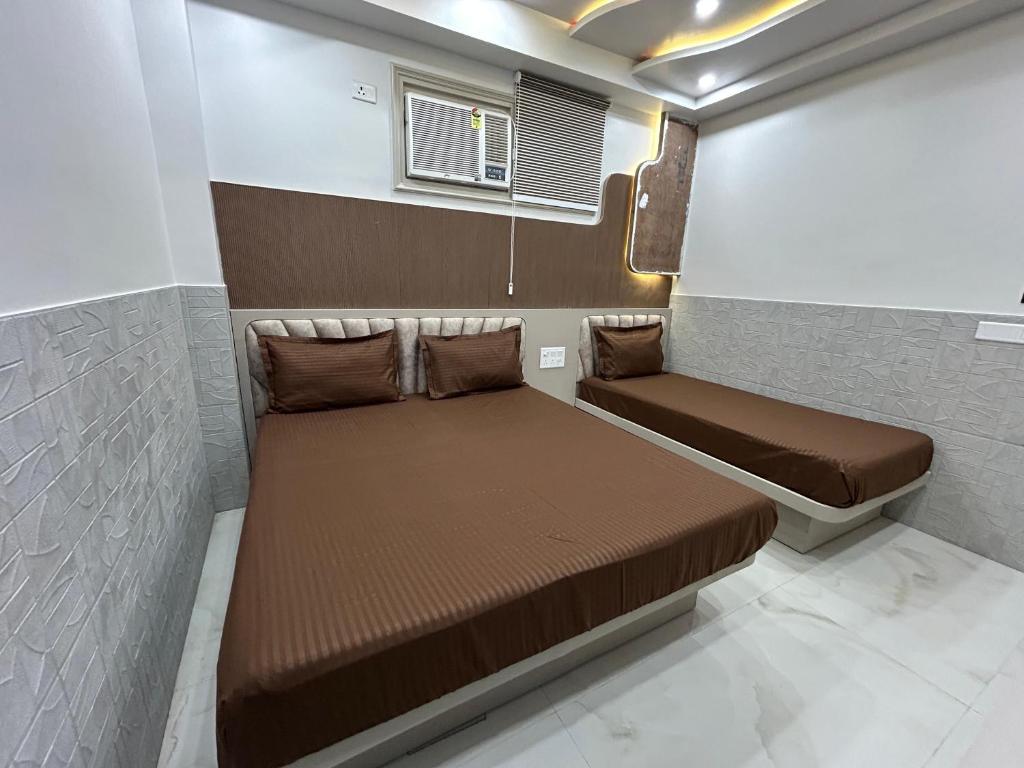 Postel nebo postele na pokoji v ubytování Hotel Shree Guru Couple friendly At New Delhi Railway Station