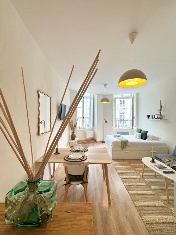 - un salon avec un vase et une plante dans l'établissement Le Fablet, Hyper centre de Rennes, à Rennes