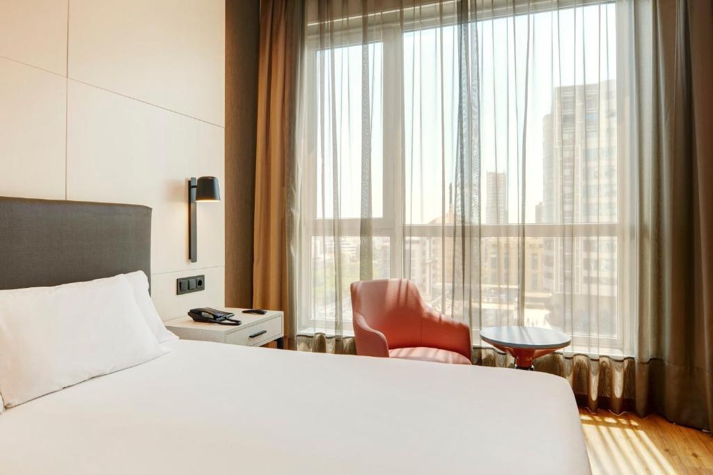Postel nebo postele na pokoji v ubytování Sercotel Sorolla Palace