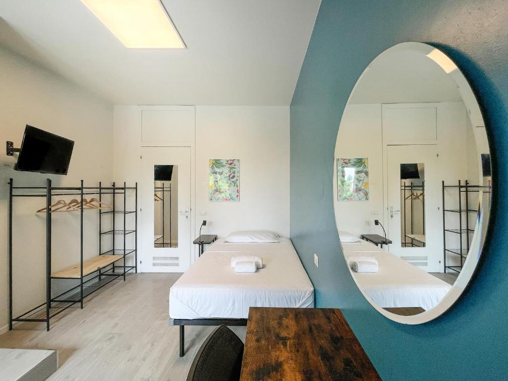 Postel nebo postele na pokoji v ubytování RRRapido Colorful Rooms - Assago