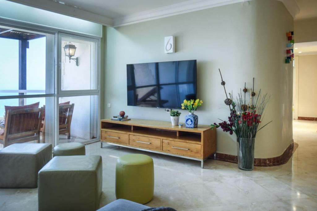 TV a/nebo společenská místnost v ubytování Netanya Panoramic Sea-View Apt with Mamad by Sea N' Rent