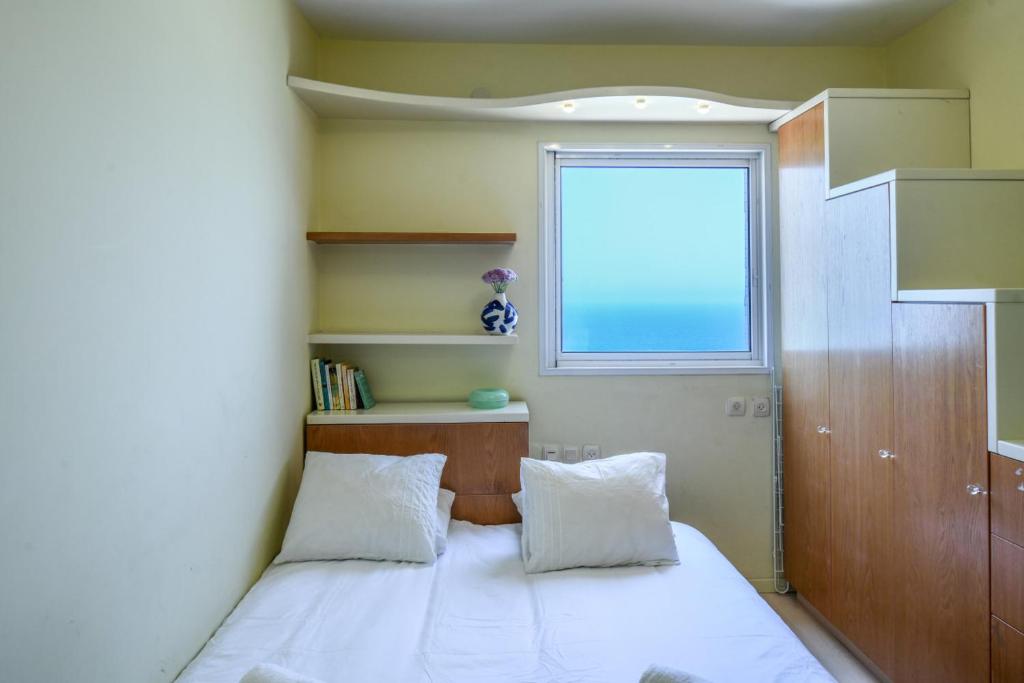 Postel nebo postele na pokoji v ubytování Netanya Panoramic Sea-View Apt with Mamad by Sea N' Rent