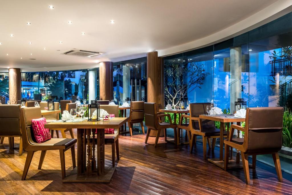 Restaurace v ubytování Holiday Inn Resort Phuket Karon Beach by IHG