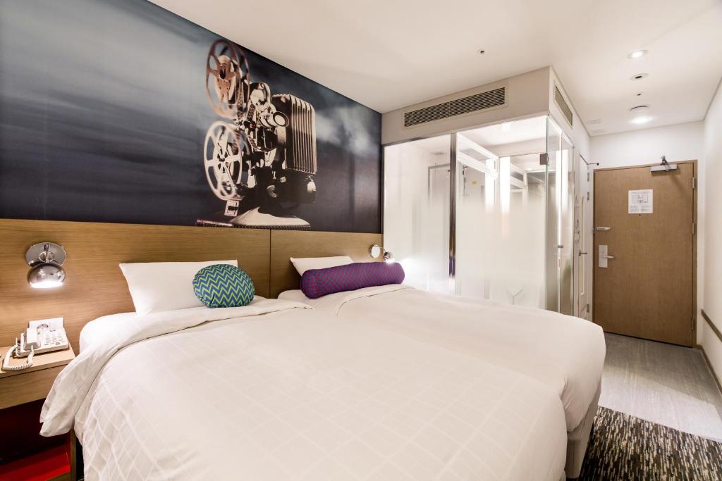Postel nebo postele na pokoji v ubytování ibis Styles Ambassador Seoul Myeong-dong