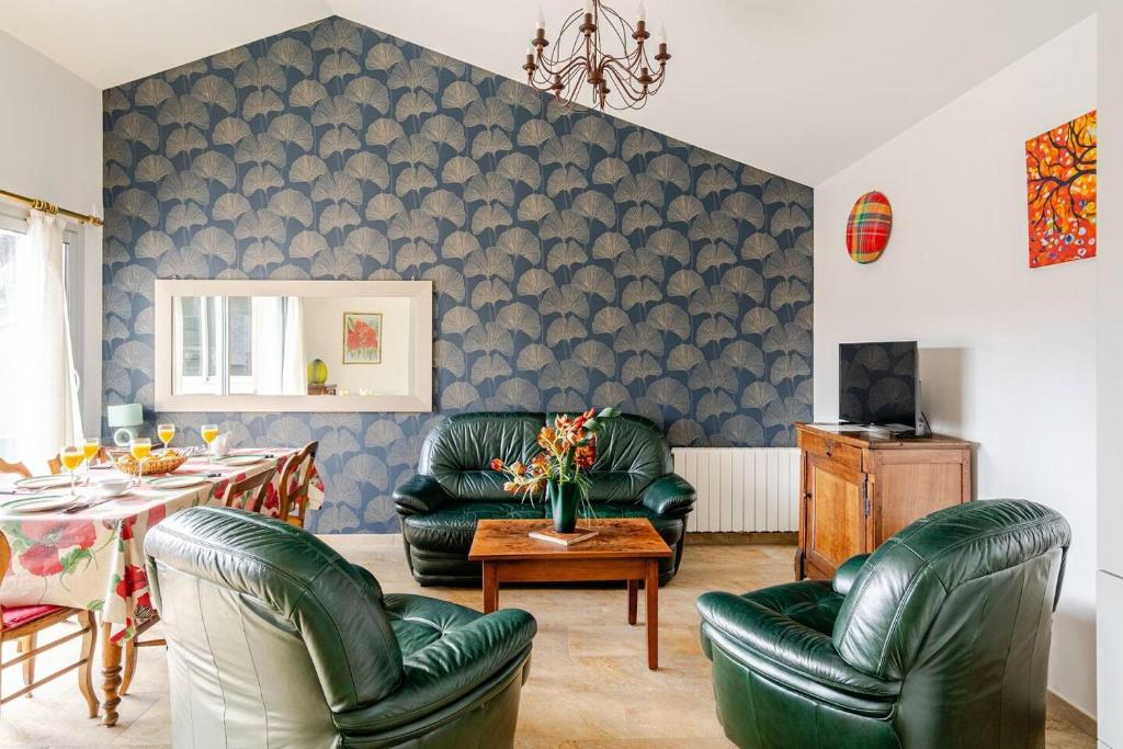 TV a/nebo společenská místnost v ubytování Élégante Maison T4 avec Terrasse Vue Rhône