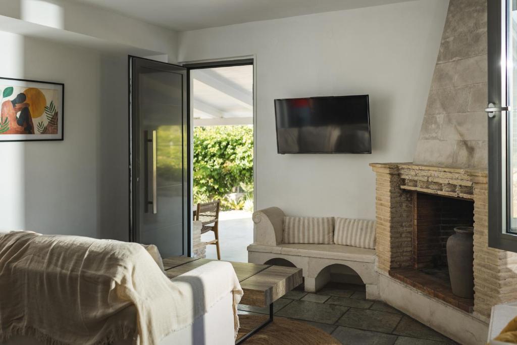TV/Unterhaltungsangebot in der Unterkunft Binios Villa - private pool, walking distance from the Beach