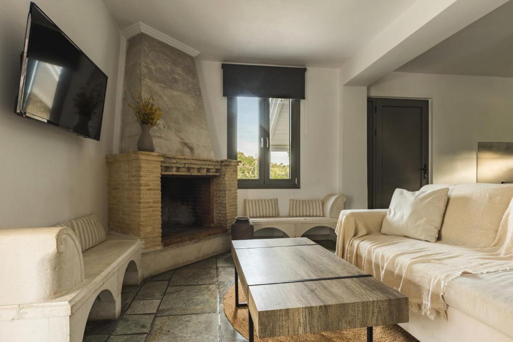 Ein Sitzbereich in der Unterkunft Binios Villa - private pool, walking distance from the Beach