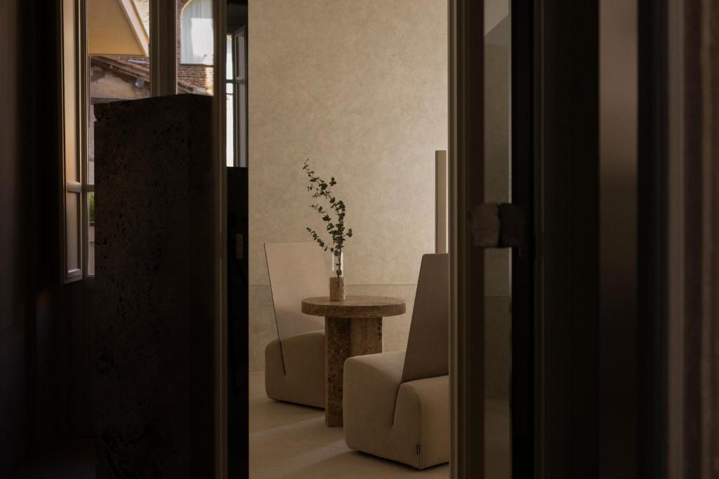 Posezení v ubytování Nomos Hotel