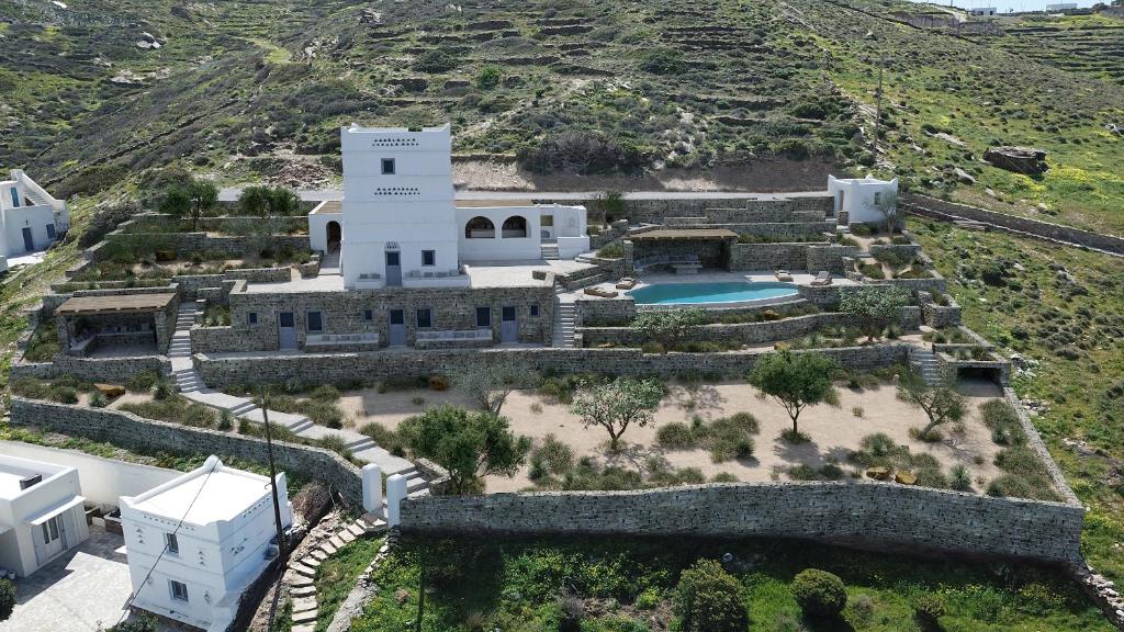 Una vista aérea de una villa con piscina. en Liostasi Ona Villa, en Ios Chora
