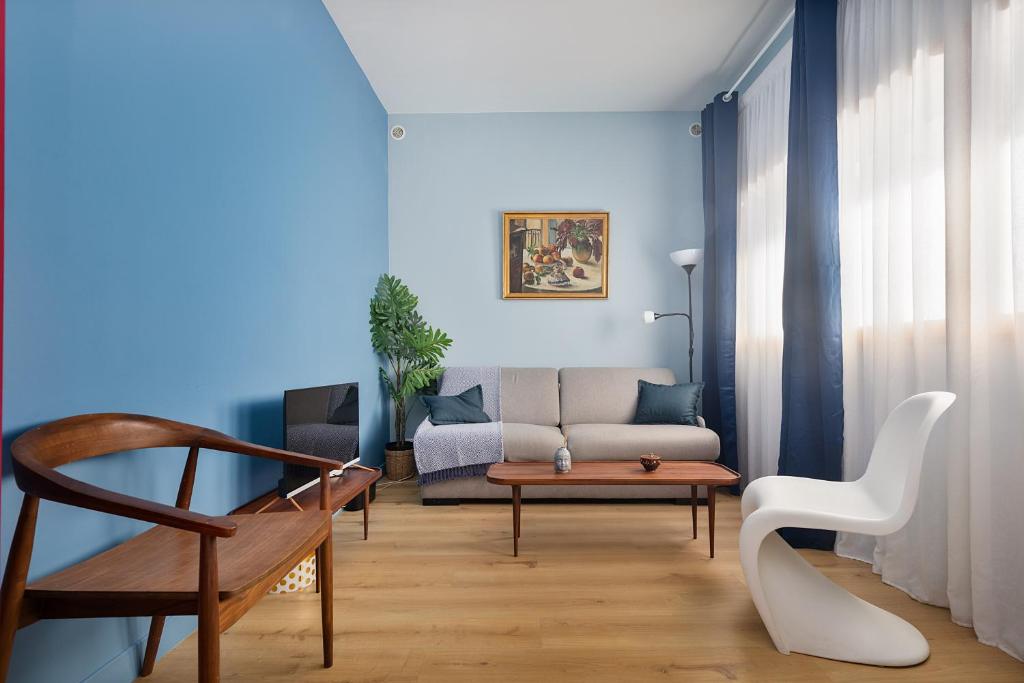 un salon avec un canapé et une table dans l'établissement Loft avec extérieur - Proche Paris & Transport, à Montreuil