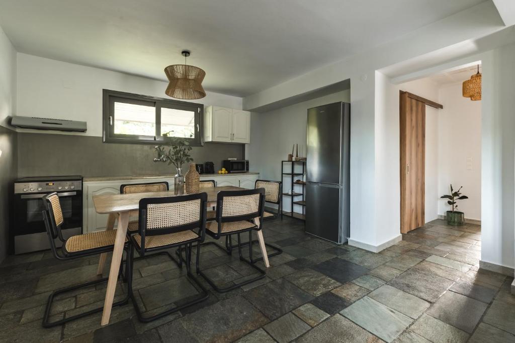 Küche/Küchenzeile in der Unterkunft Binios Villa - private pool, walking distance from the Beach