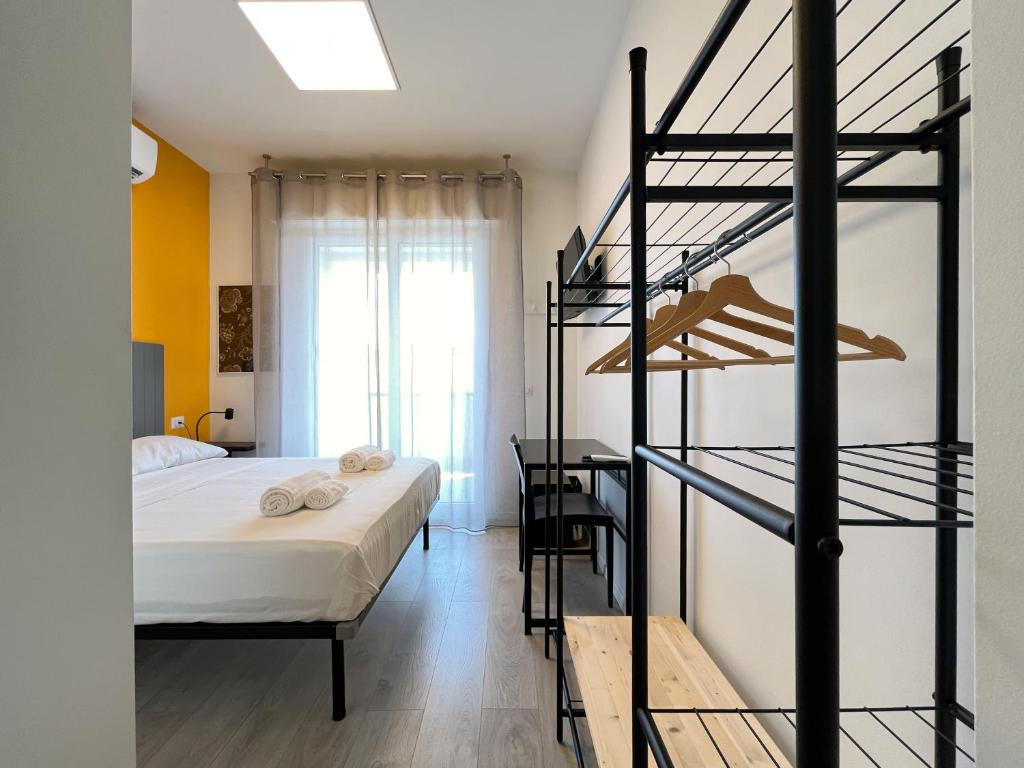 Postel nebo postele na pokoji v ubytování RRRapido Colorful Rooms - Assago